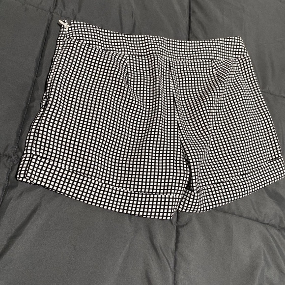 Express Shorts - Picture 2 of 6